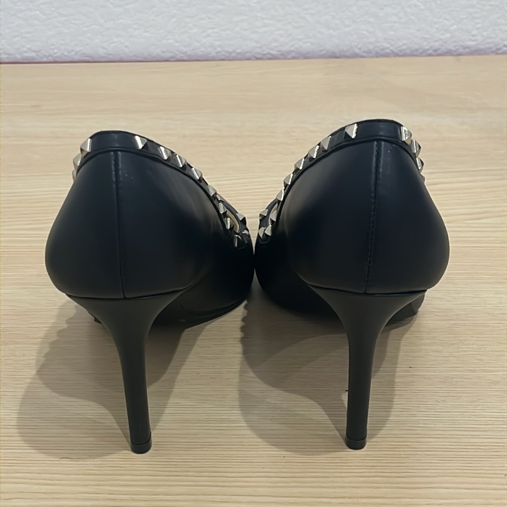 Jessica Simpson Size 8 Black Pointy Toe Pumps with Gold Studs. - Picture 5 of 9